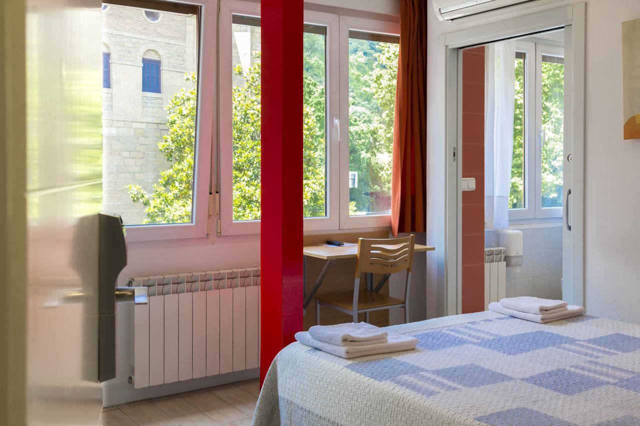 Ekia Pentsioa Hotel Зарауц Екстериор снимка